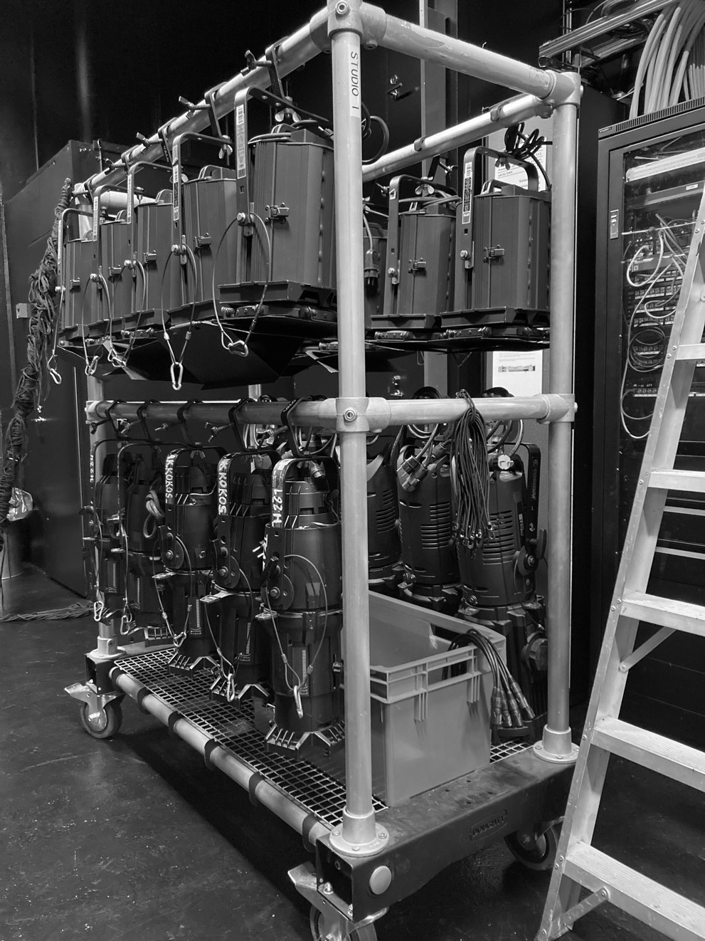 Kuvassa valoheitinten liikuteltava säilytysteline.